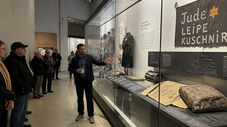 holocaust museum visitor guide